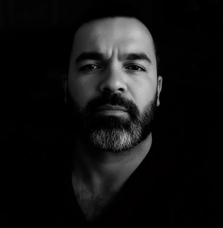 Retrato em preto e branco de Daniel Olimpio, desenvolvedor web da Visinova